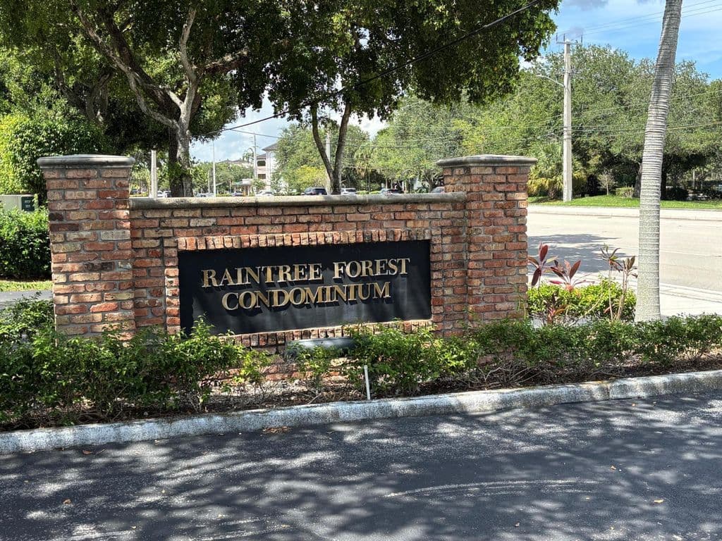 2-bedroom Condo — 301 N Pine Island Road #105