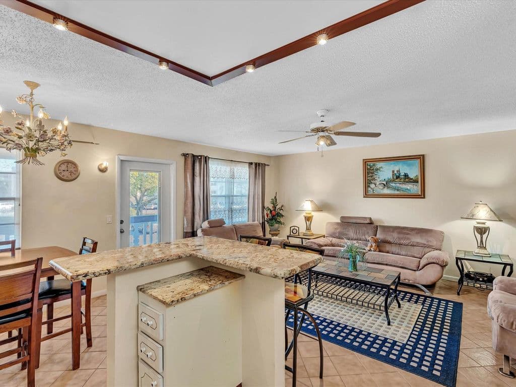 2-bedroom Condo — 238 Ventnor Q #238