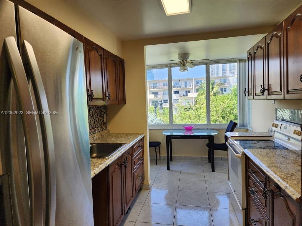 1+1 Condo — 250 180th Dr APT 301