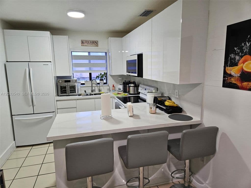 1-bedroom Condo — 2348 W 56th St APT 19