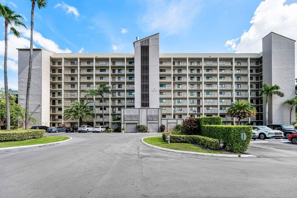 2-bedroom Condo — 2205 S CYPRESS BEND Drive #302