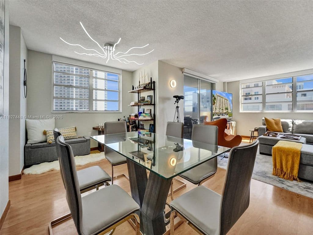 2+1 Condo — 1833 S Ocean Dr APT 1702