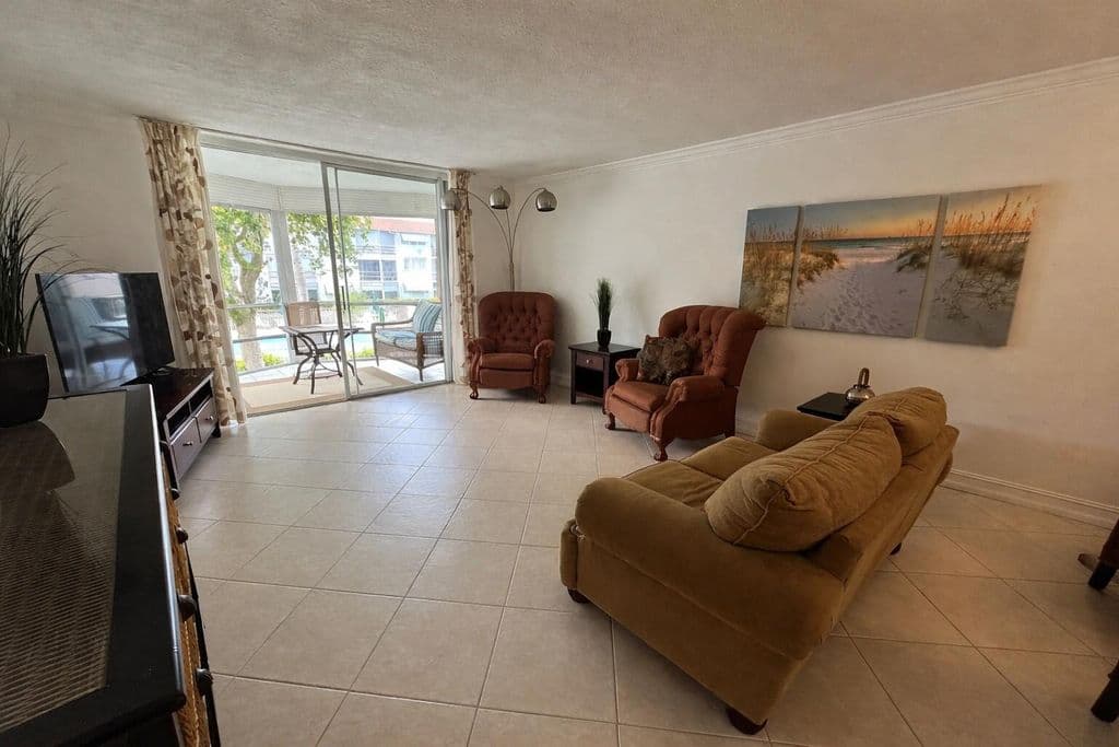 2+1 Condo — 400 SE 10th Street #202