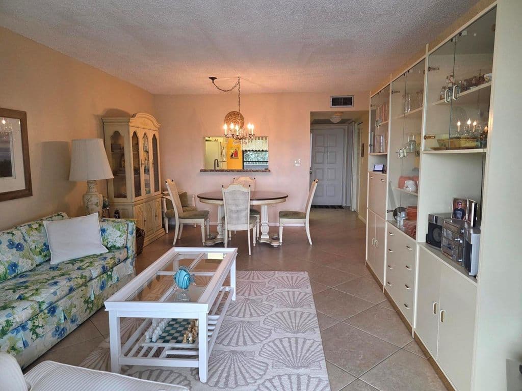 1+1 Condo — 1001 Colony Point Circle #405
