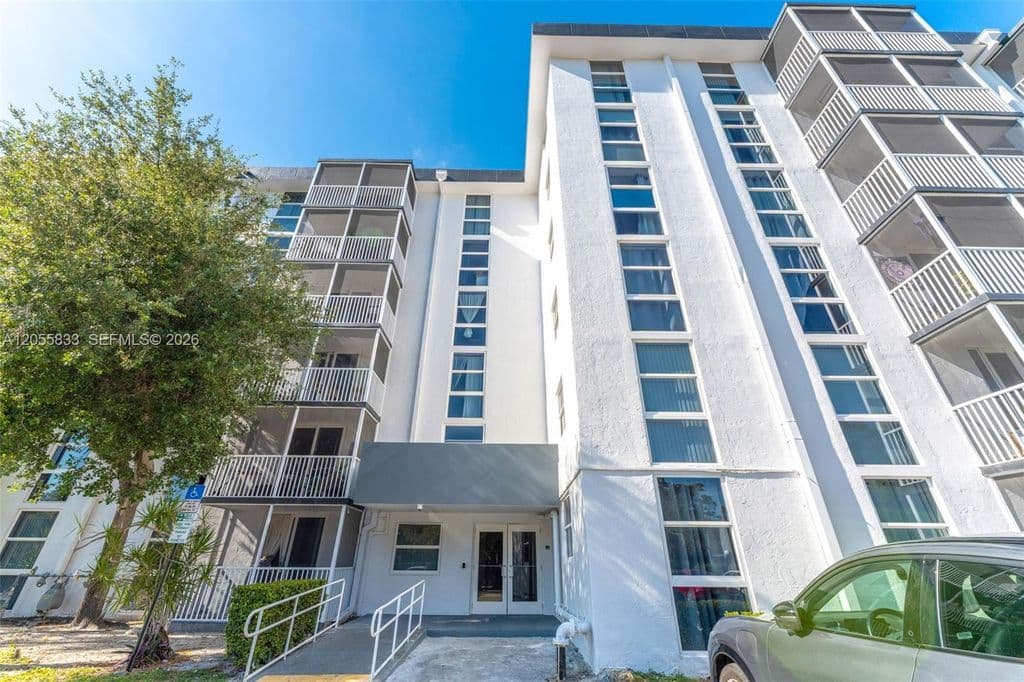 1-bedroom Condo — 16851 NE 23rd Ave #A516
