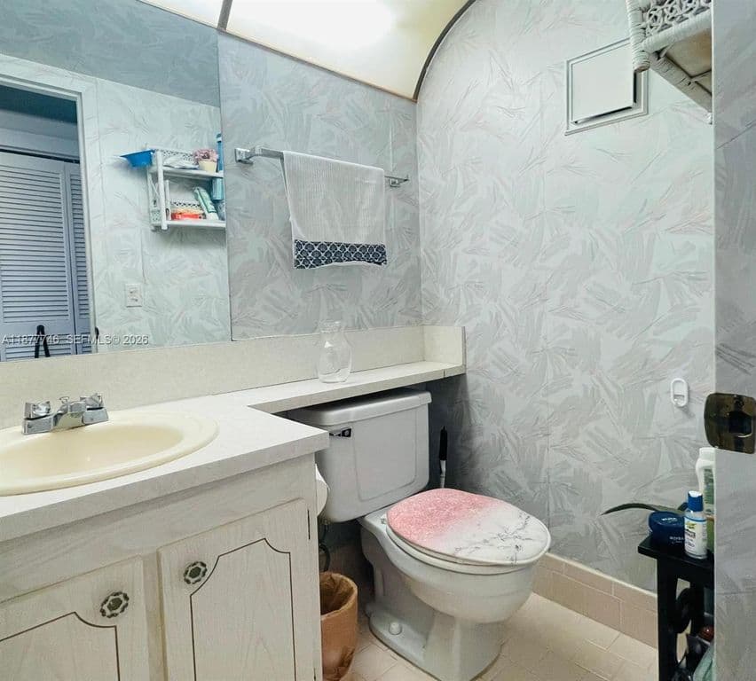1-bedroom Condo — 251 Suffolk #251-F