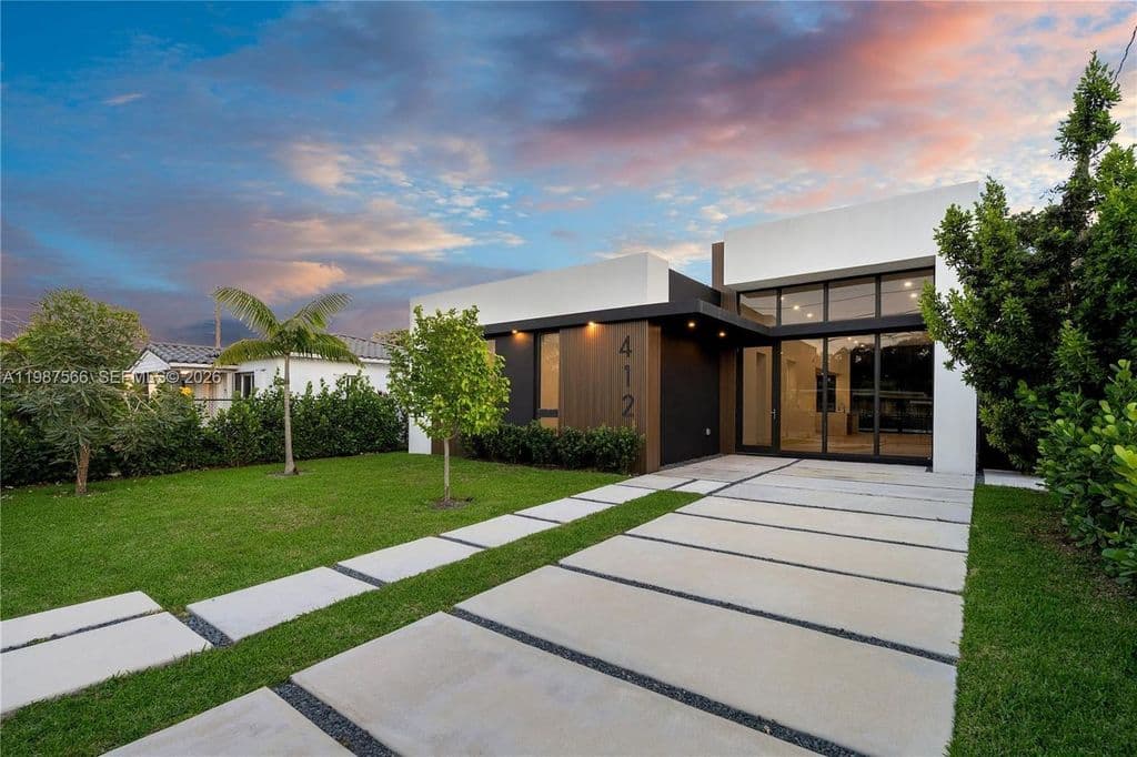 5+1 Müstakil ev — 412 NW 47th St