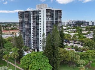 1+1 Condo — 20100 W Country Club Dr APT 1003, Aventura, 33180