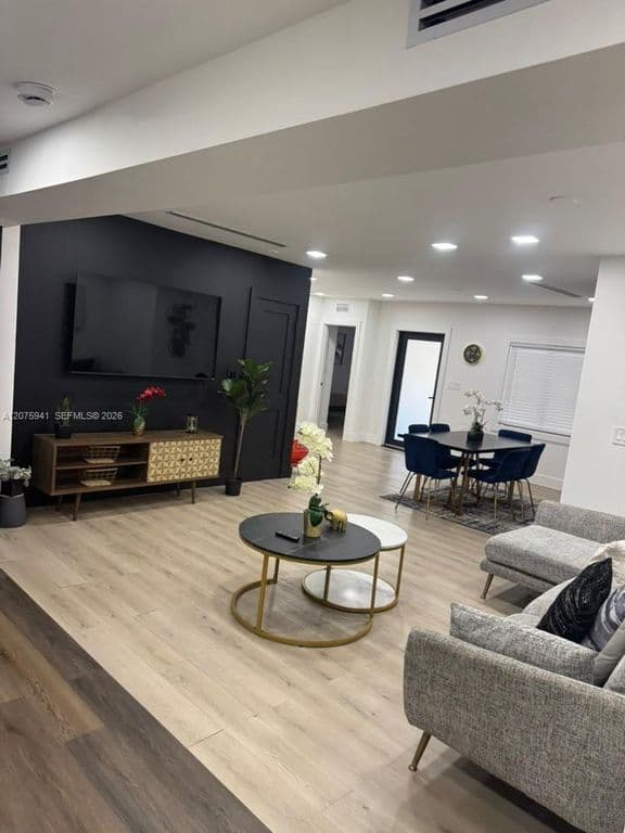 4+1 Müstakil ev — 2723 SW 13th St