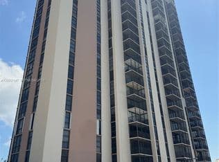 1-bedroom Condo — 20335 N Country Club Dr APT 1205, Aventura, 33180