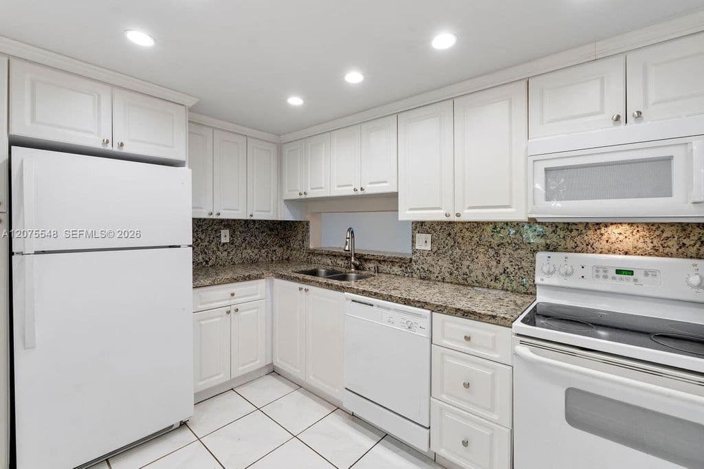 2+1 Condo — 8420 SW 133rd Avenue Rd APT 105