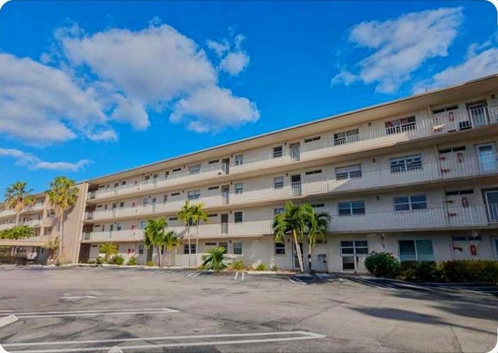 2+1 Condo — 2601 NE 3rd Court #4100