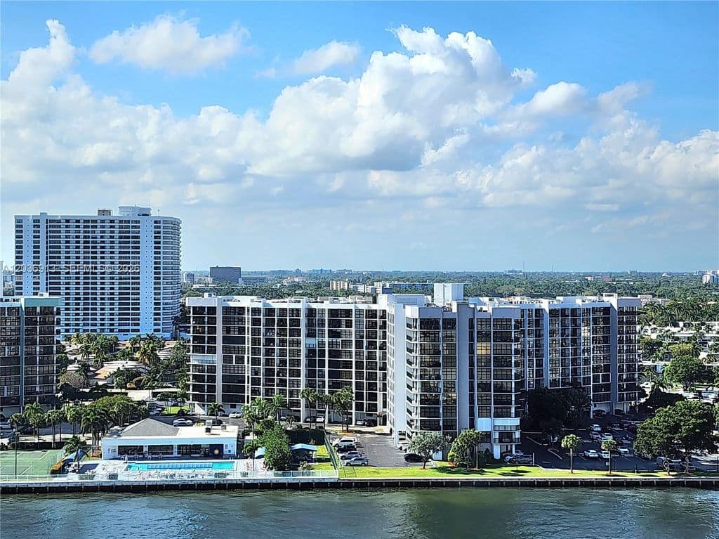 2+1 Condo — 3505 S Ocean Dr APT 705