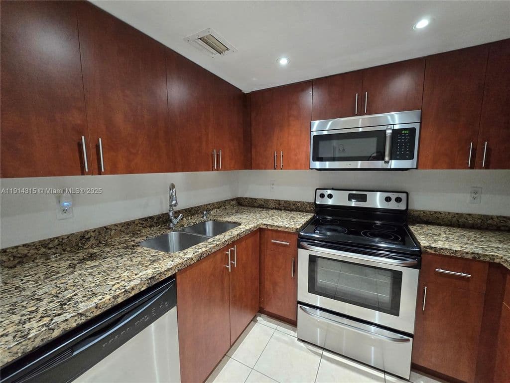 1-bedroom Condo — 6940 Miami Gardens Dr APT 1-319