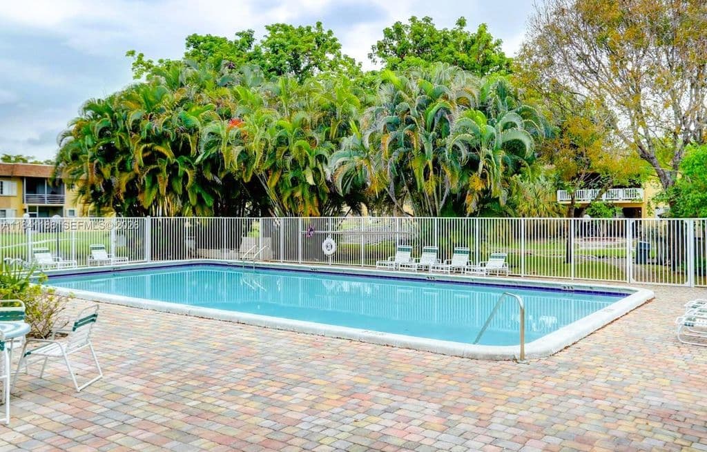 2+1 Condo — 5160 SW 40th Ave APT 26D