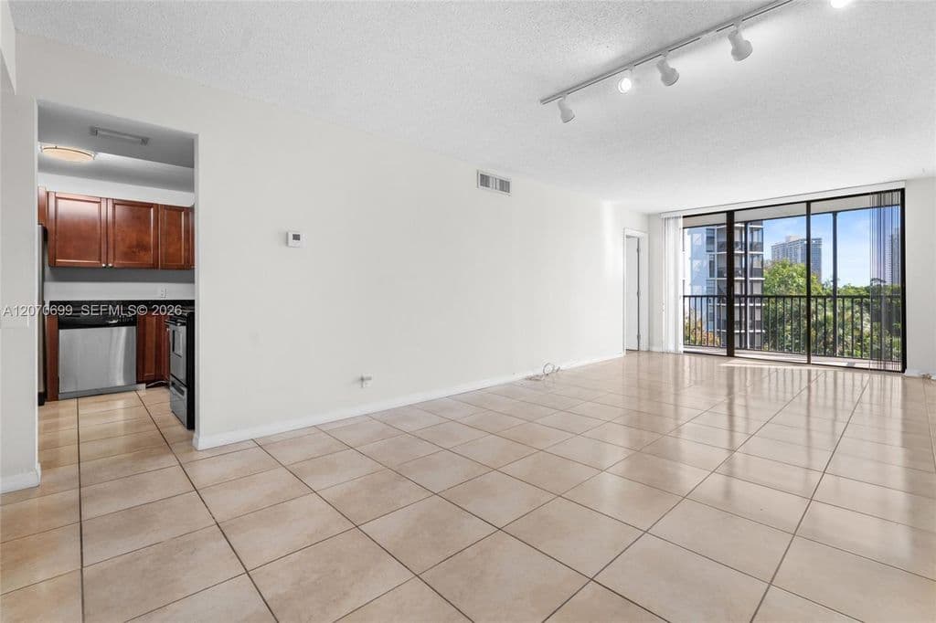 2+1 Condo — 3401 N Country Club Dr APT 519