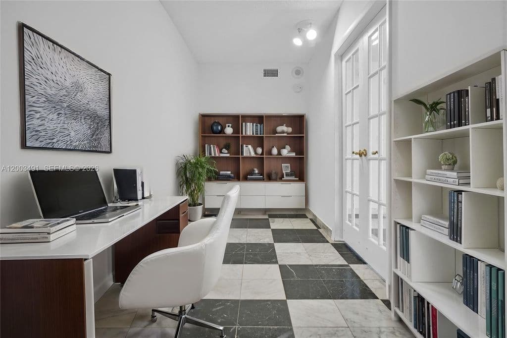 1+1 Condo — 5555 Collins Ave APT 3C
