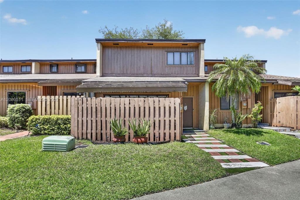3+1 Mülk — 4283 S Pine Island Rd