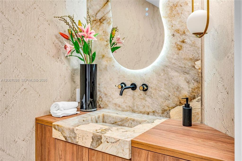 3+1 Condo — 20185 E Country Club Dr APT 1904