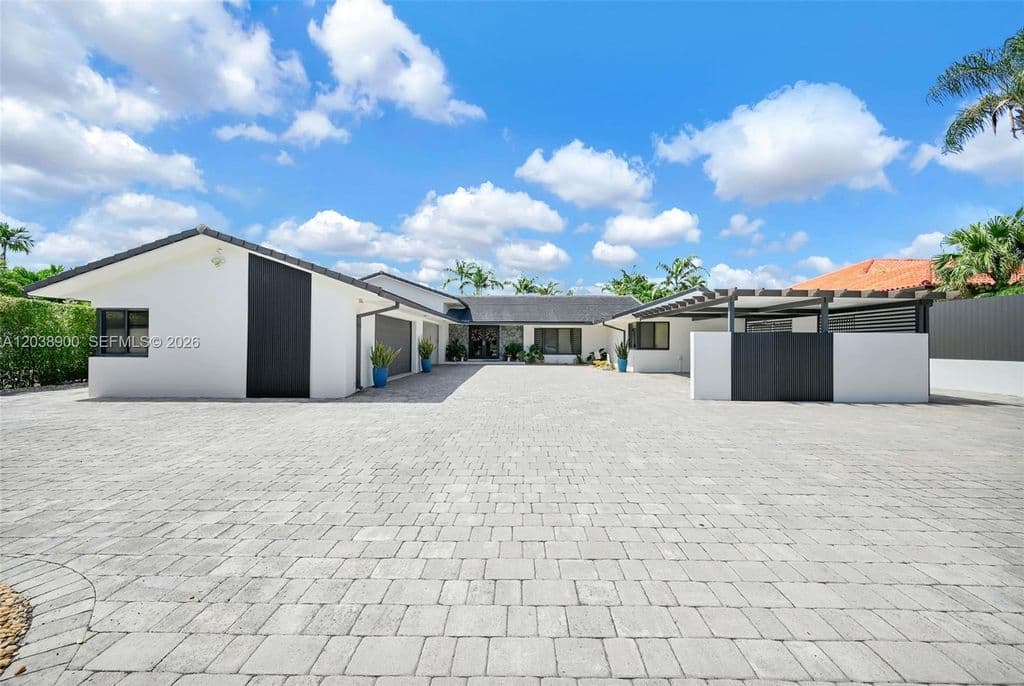 4+1 Müstakil ev — 13800 SW 38th St