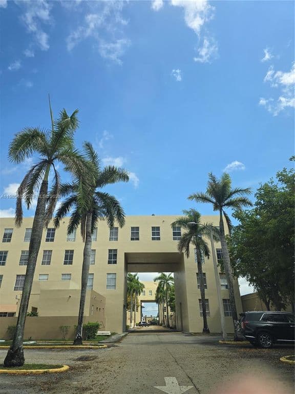 1-bedroom Condo — 7420 W 20th Ave APT 451