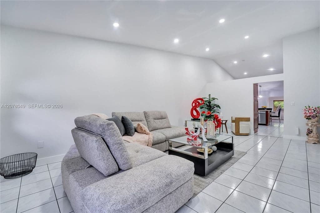 3+1 Müstakil ev — 5670 W 20th Ct