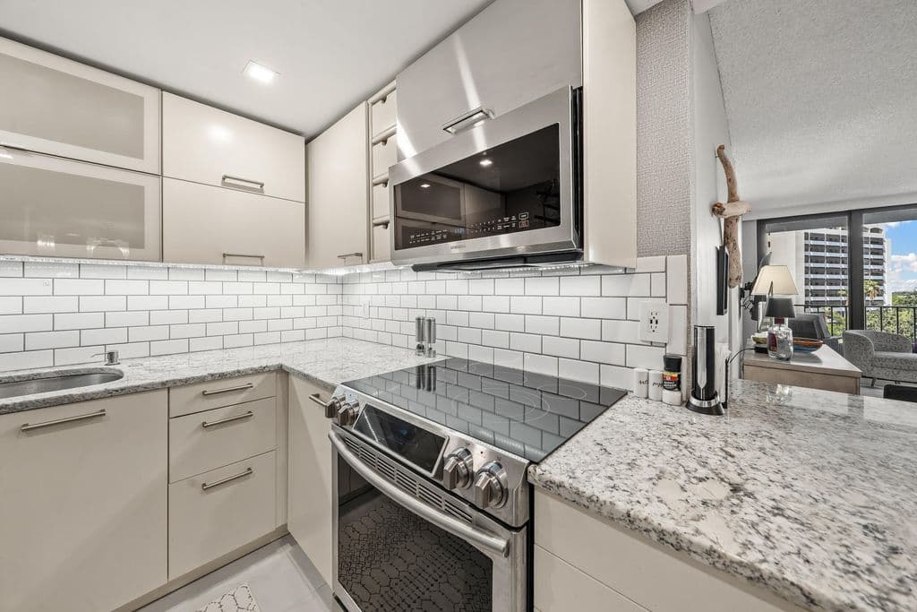 2+1 Condo — 336 Golfview Road #614