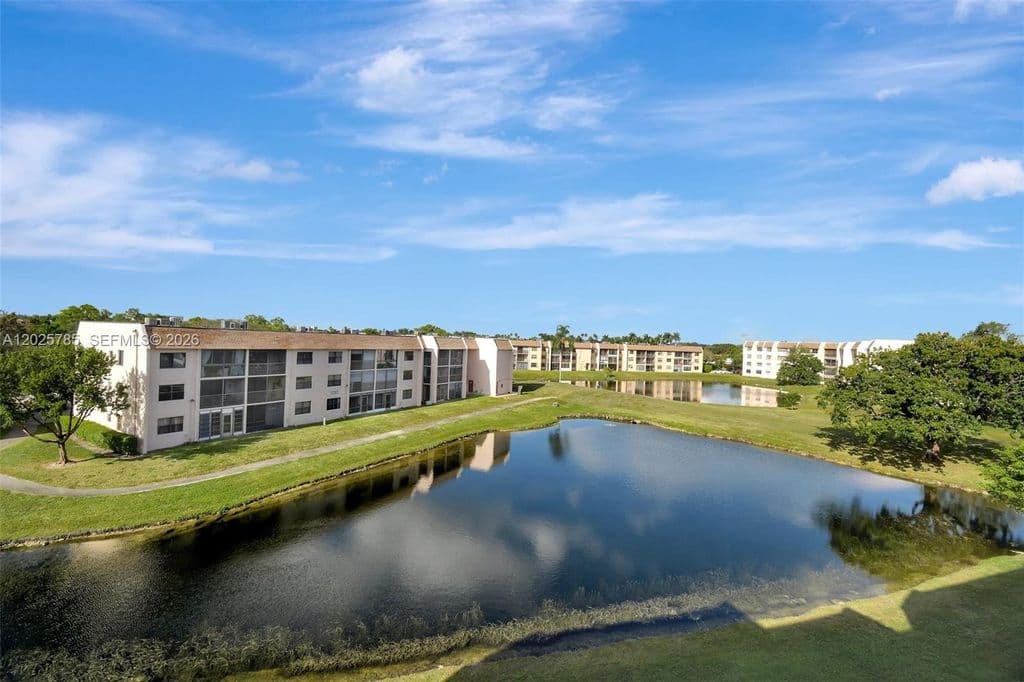 2-bedroom Condo — 10145 Sunrise Lakes Blvd APT 403