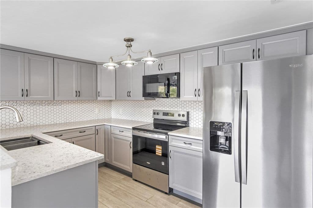 2-bedroom Condo — 4705 SW 62nd Ave APT 204
