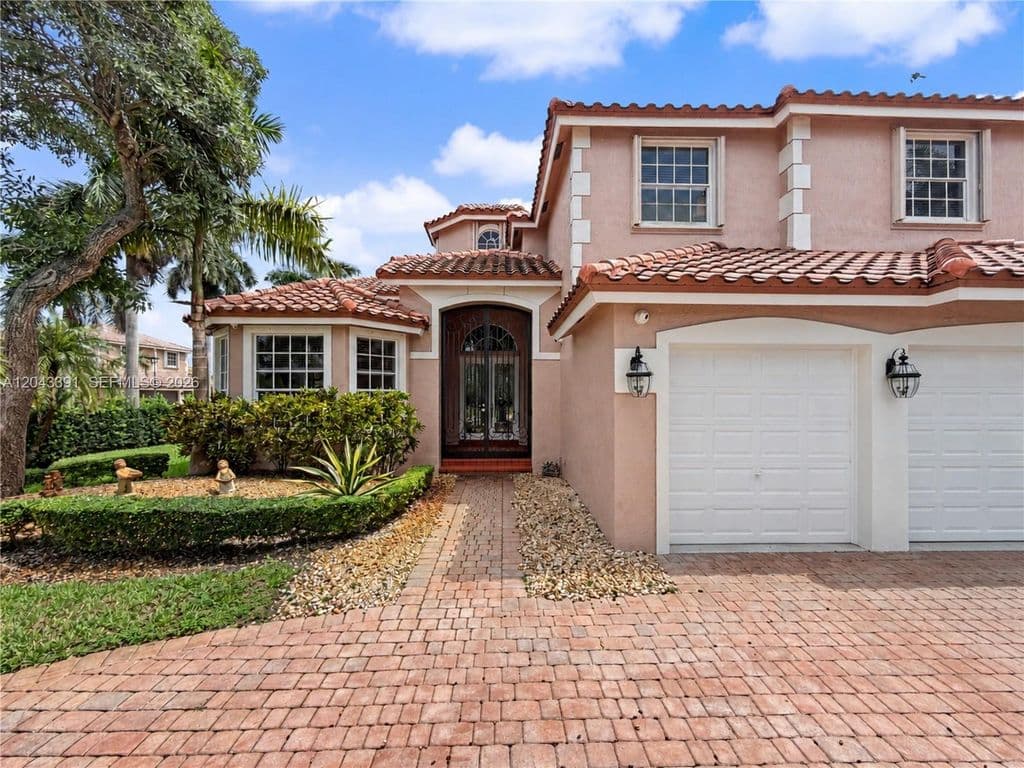5-bedroom Single-Family Home — 18900 SW 32nd Ct