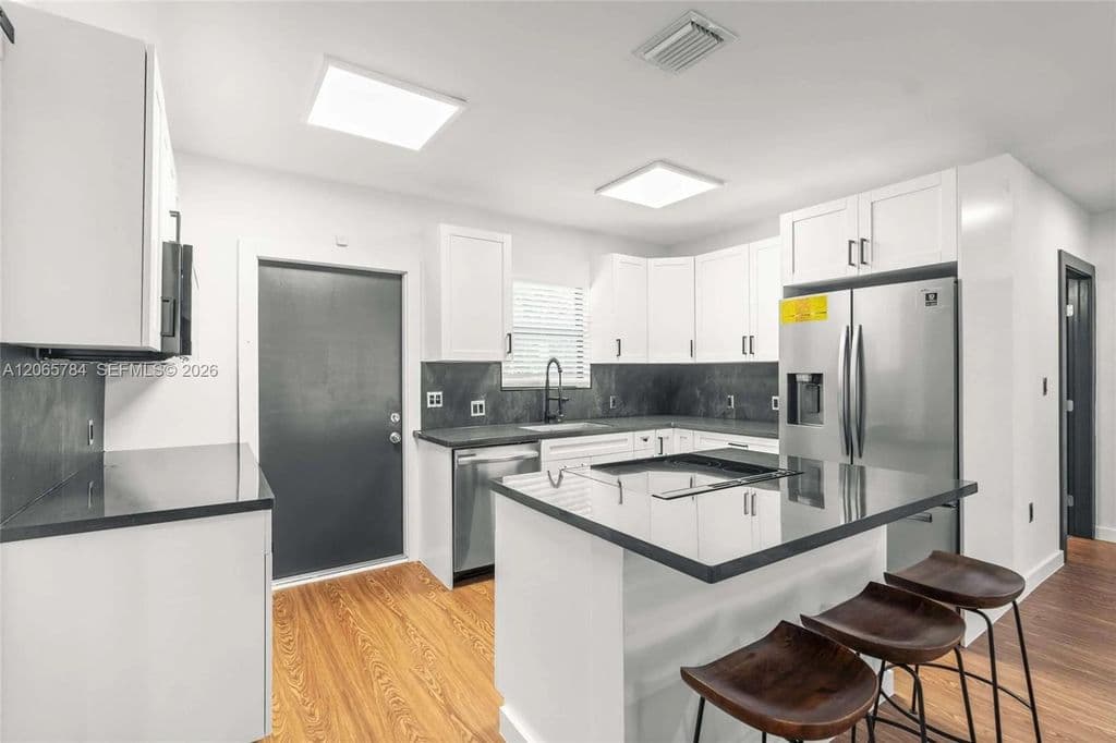 3+1 Müstakil ev — 1121 NW 57th St