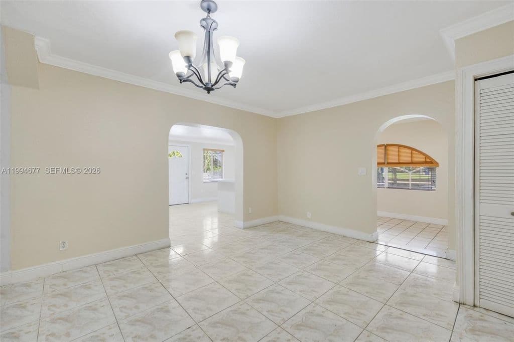 4+1 Müstakil ev — 674 W 23rd St