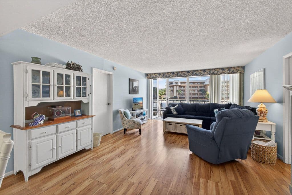 2-bedroom Condo — 336 Golfview Road #207
