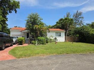 3+1 Müstakil ev — 10801 NE 10th Ave, Biscayne Park, 33161