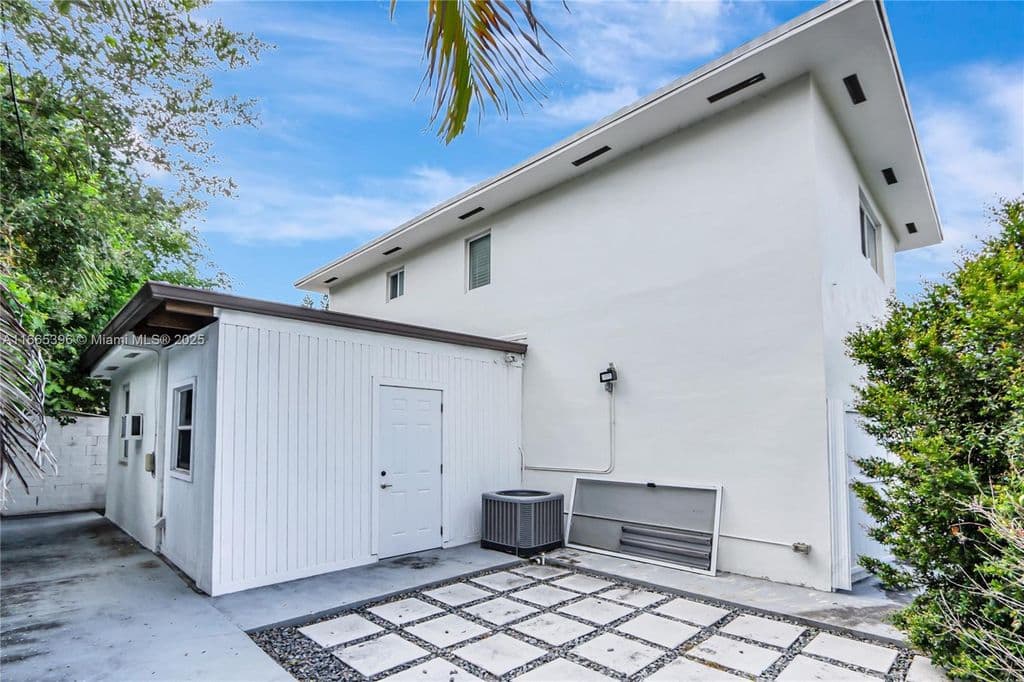3+1 Mülk — 1359 SW 11th St