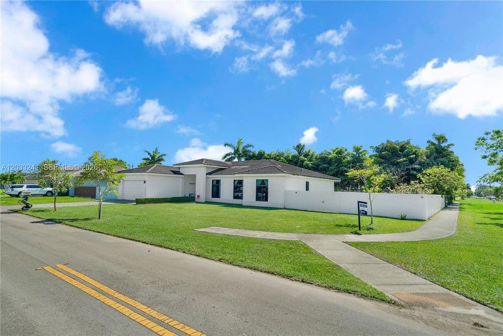 5-bedroom Single-Family Home — 32008 SW 199th Ave