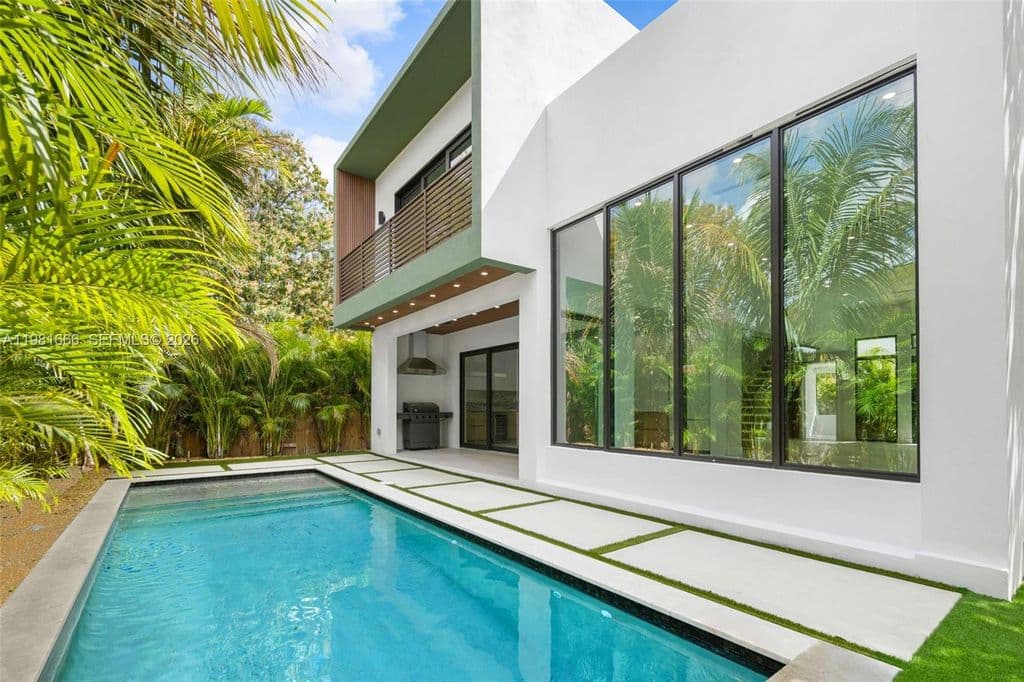 5+1 Müstakil ev — 569 NW 44th St