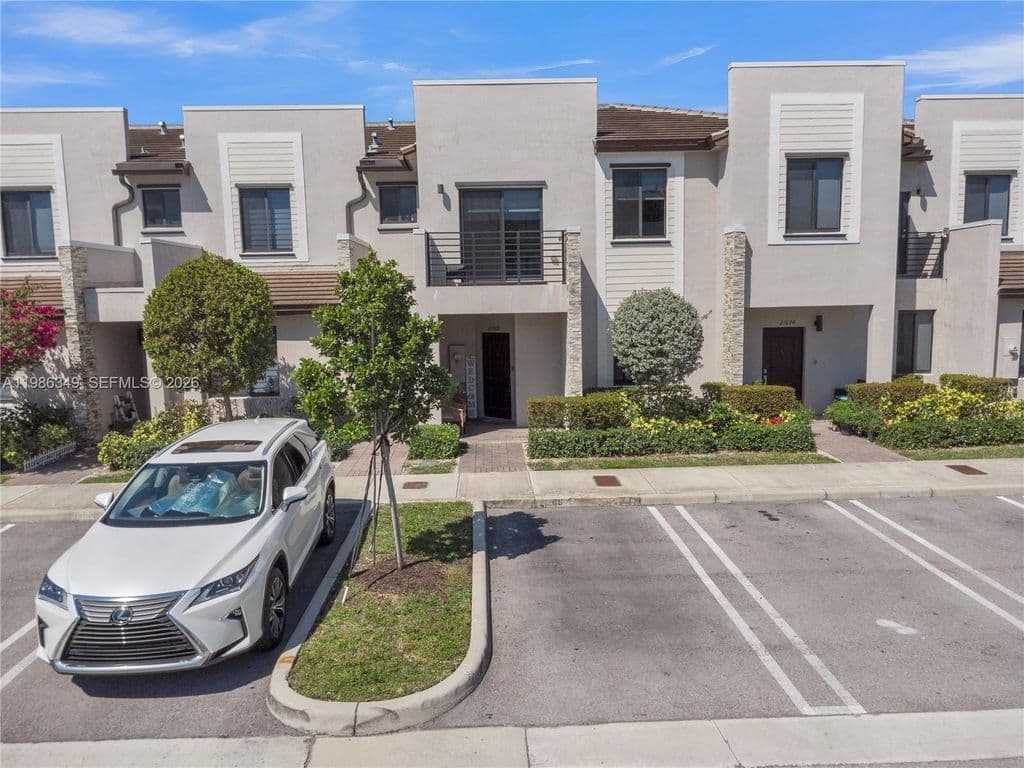 3+1 Mülk — 21068 NE 8th Ave