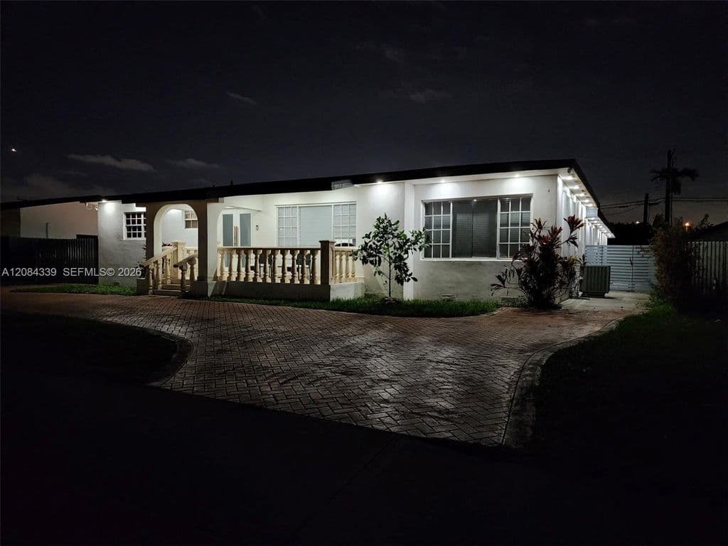 4+1 Müstakil ev — 8240 SW 38th St