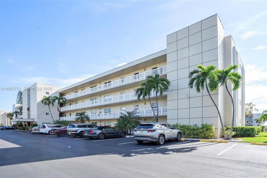 2+1 Condo — 324 SE 10th St APT 203