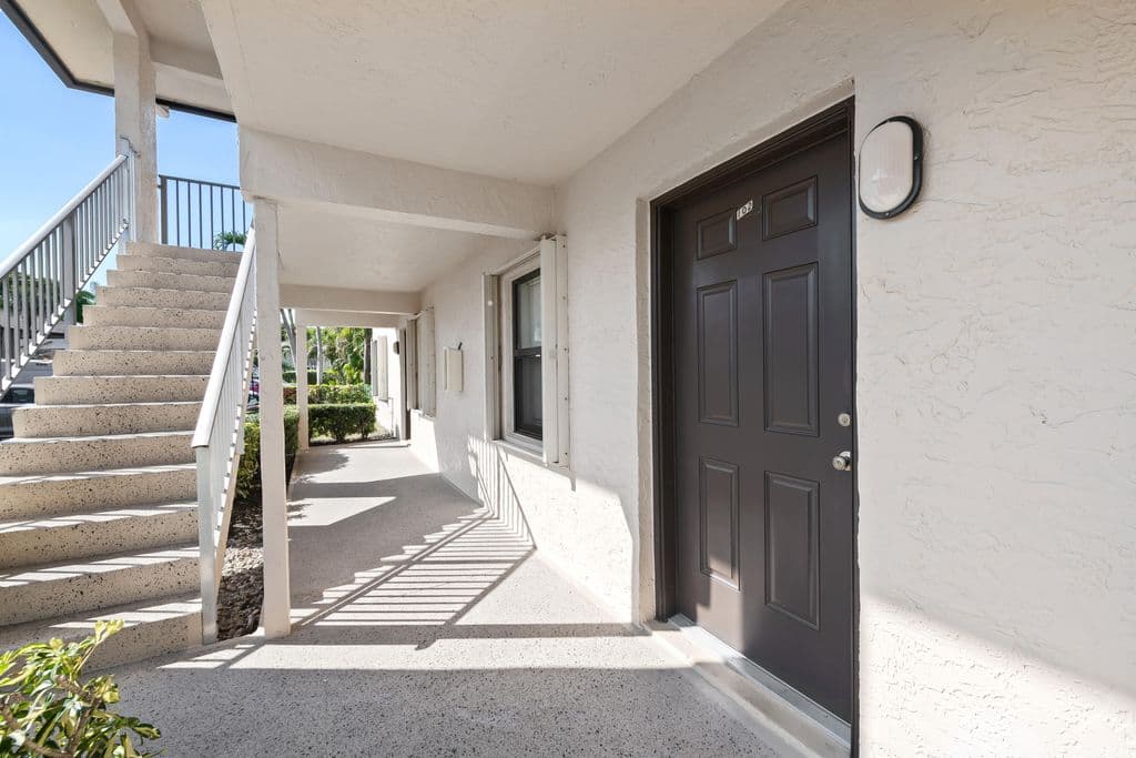 2-bedroom Condo — 5570 Lakeside Drive #102