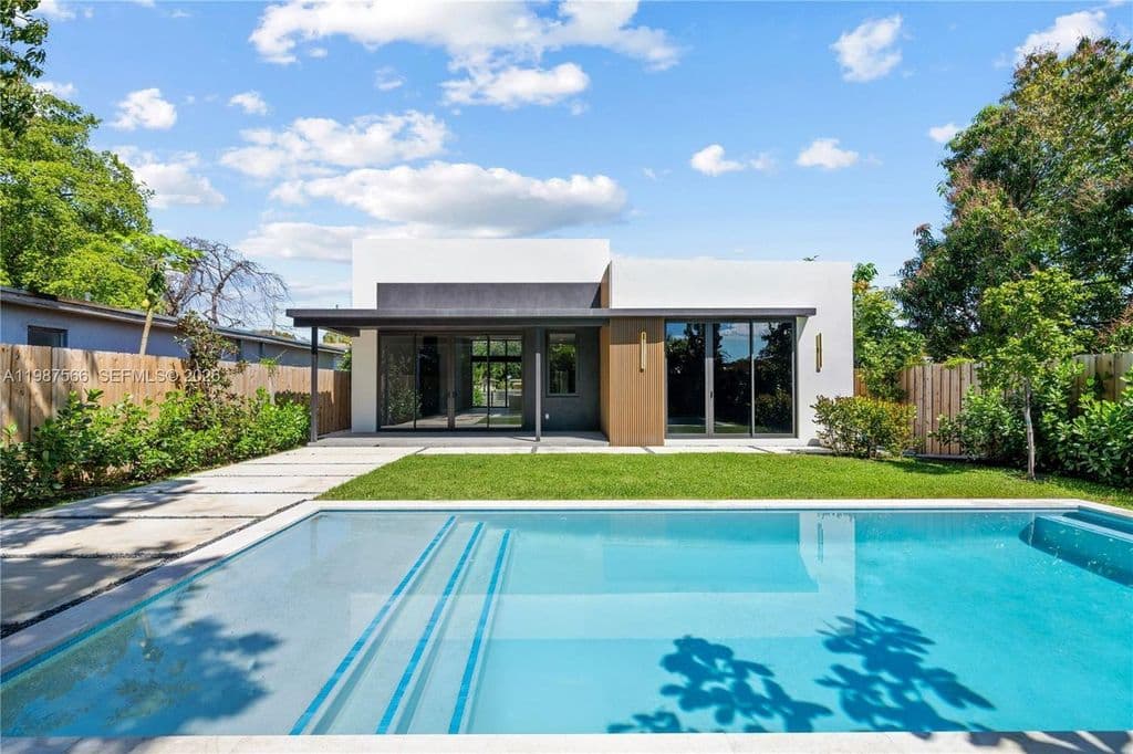 5+1 Müstakil ev — 412 NW 47th St