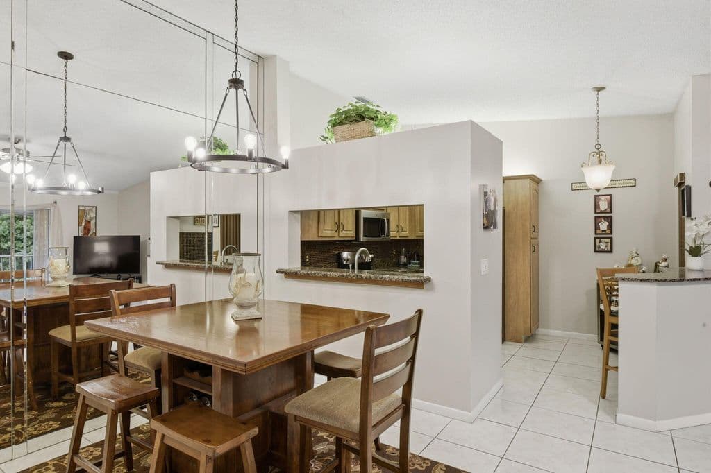 2+1 Condo — 13811 Oneida Drive #F2