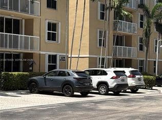 2-bedroom Condo — 619 E Sheridan St APT 105, Dania, 33004