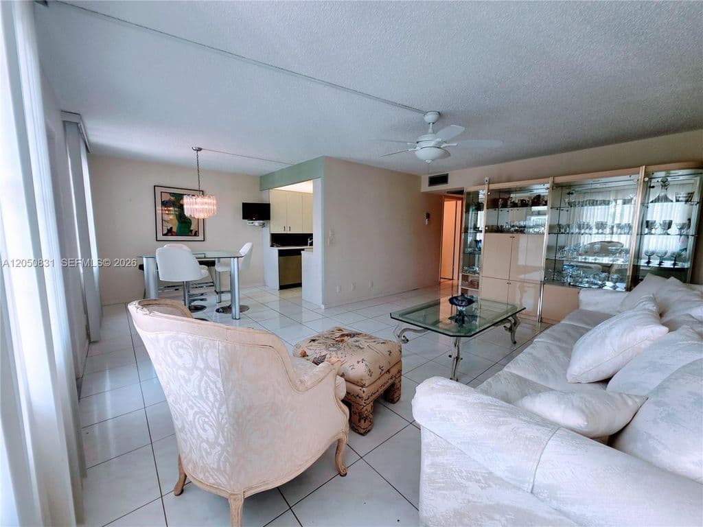 2+1 Condo — 3076 Exeter E #3076