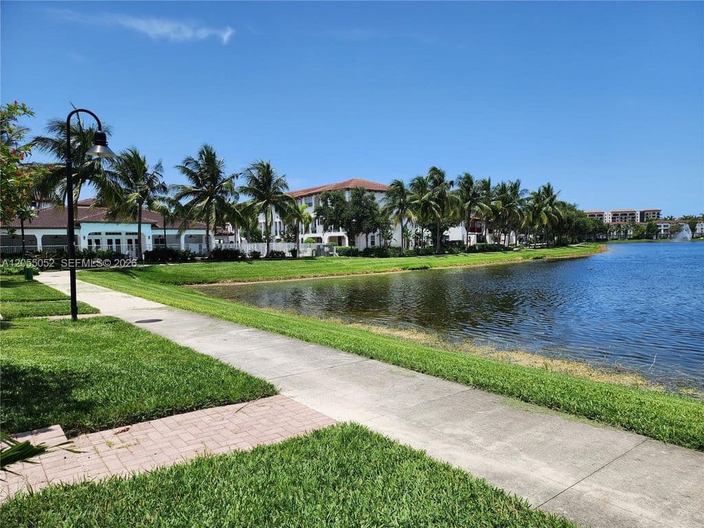3+1 Mülk — 2813 SW 119th Way