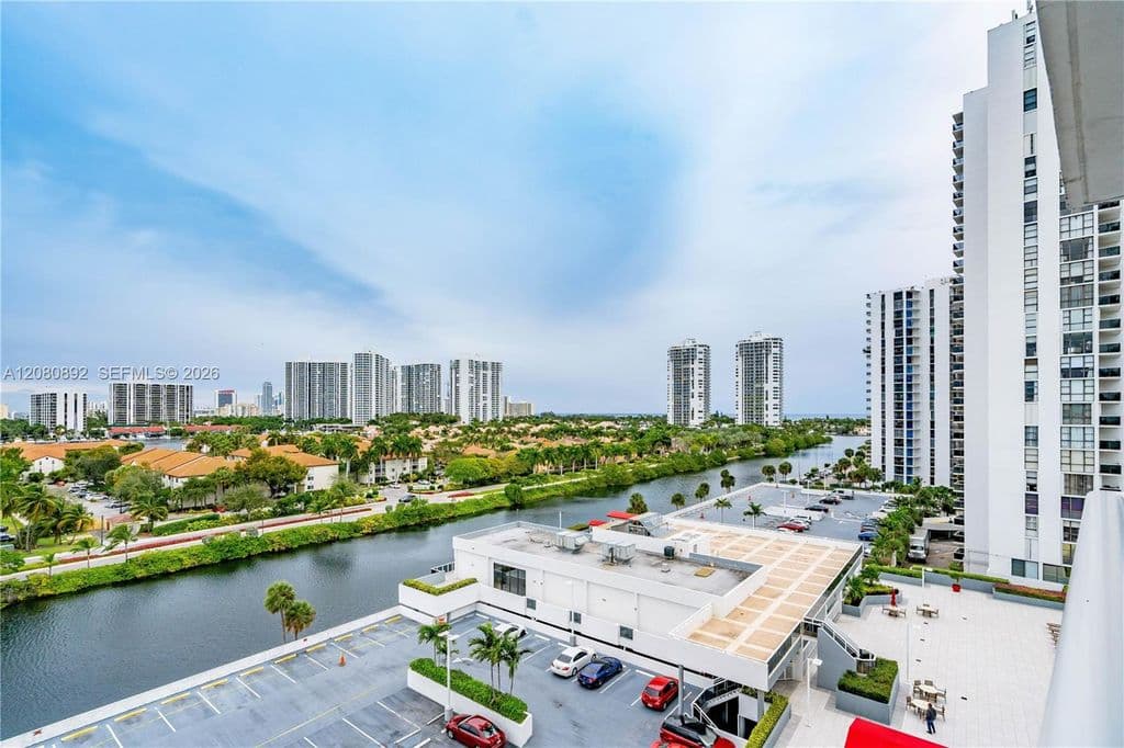 1+1 Condo — 3625 N Country Club Dr APT 901