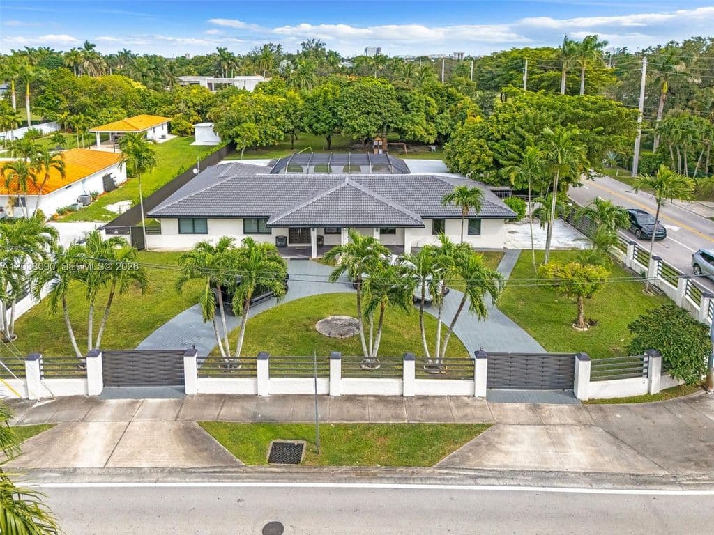 5+1 Müstakil ev — 551 SW 127th Ave