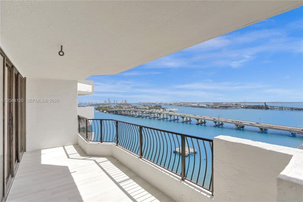 1+1 Condo — 555 NE 15th St APT 20I