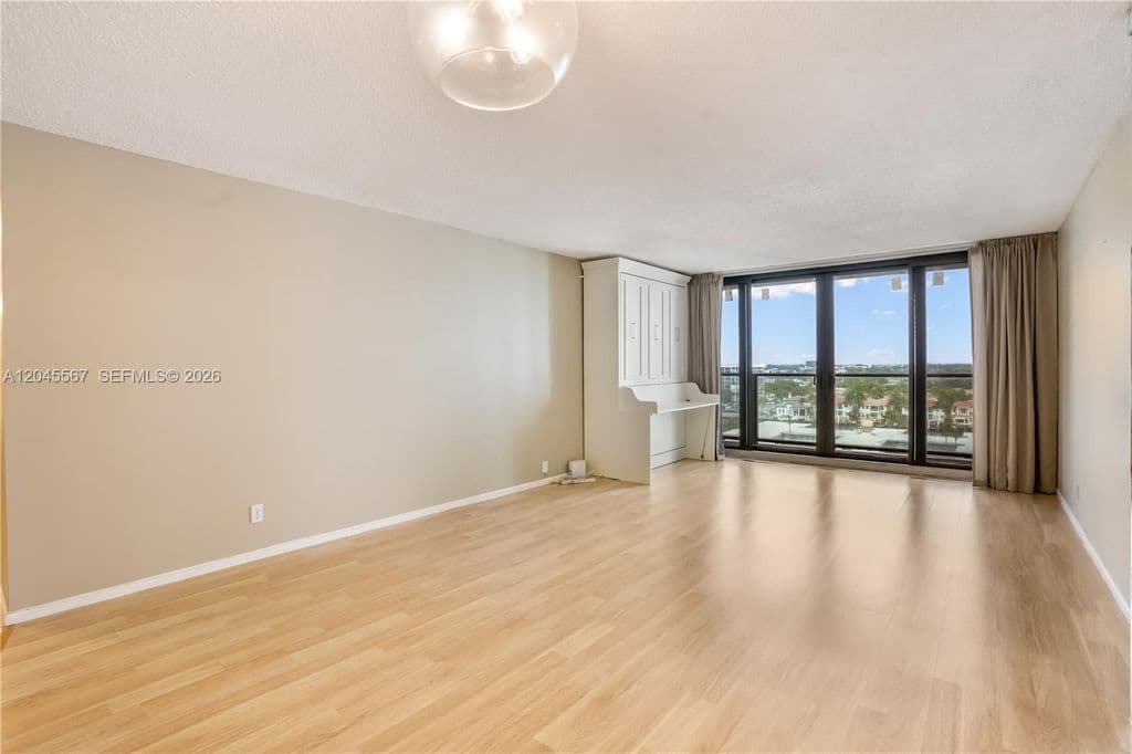 1+1 Condo — 2301 S Ocean Dr APT 1006